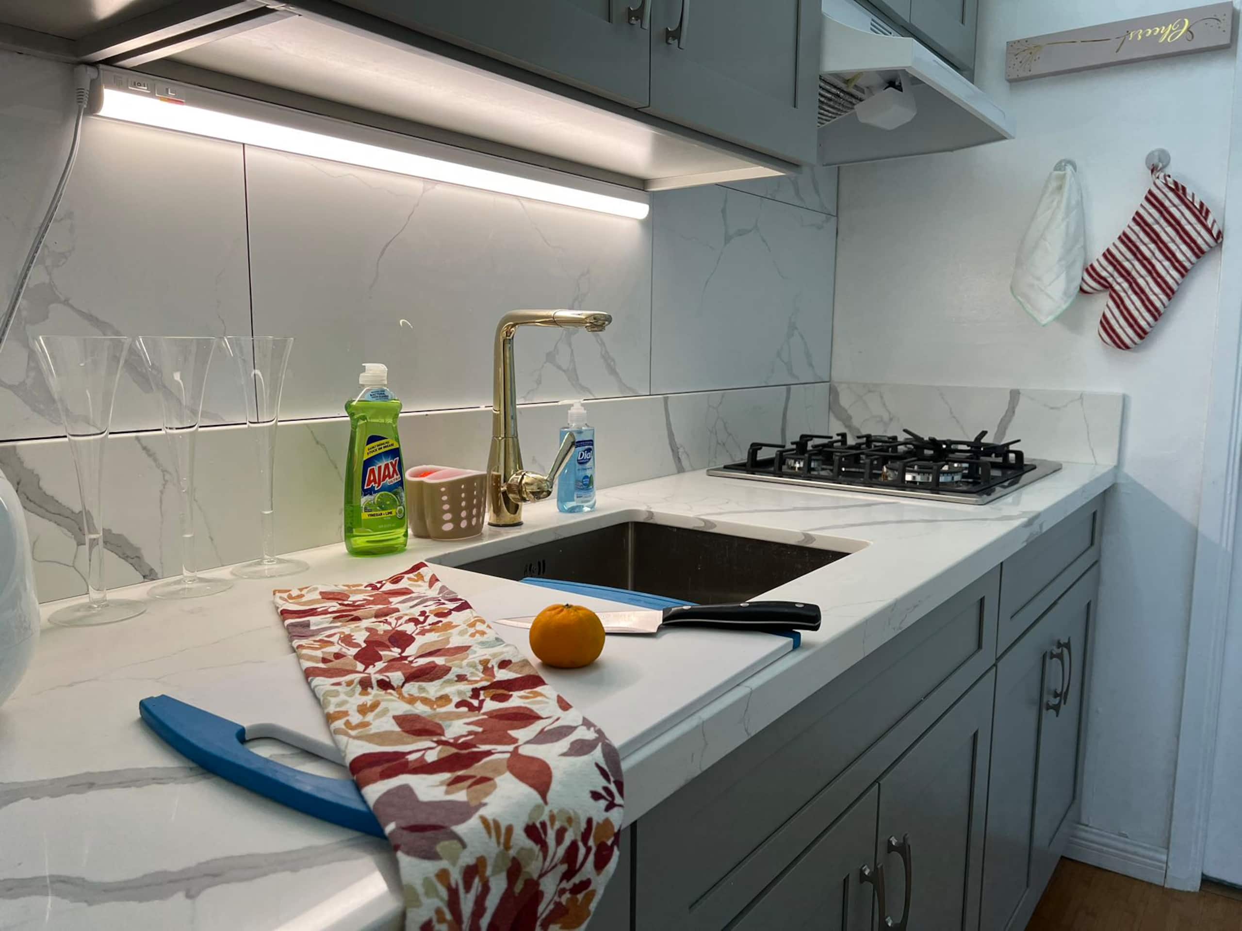 Elegant Waikiki Apt 3b/2b, Free parking - Photo 2