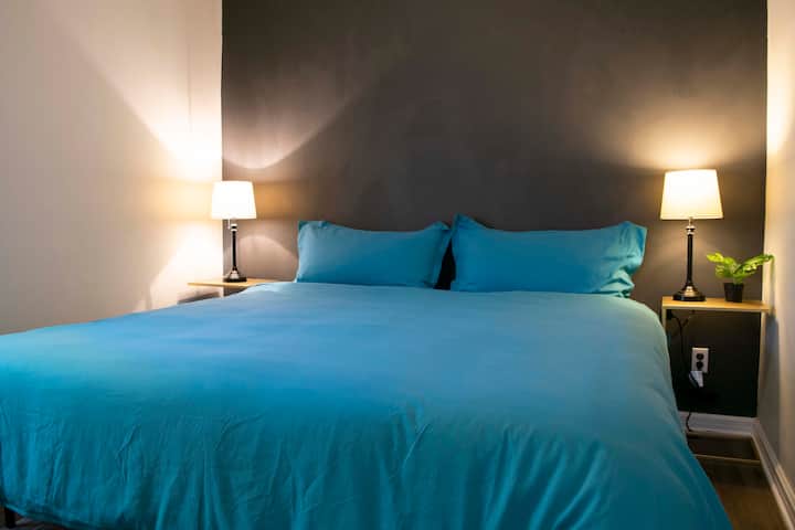 Ეს დიდი საწოლი მთავარ სართულზე იდეალურია კარგი ძილისთვის! Ორი ტუმბო მოიცავს გამოსასვლელებს, რომ შეძლოთ თქვენი პერსონალური მოწყობილობების დამუხტვა.