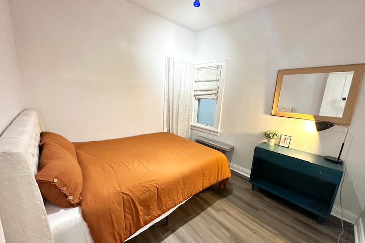 Მთავარ სართულზე მდებარე ამ საძინებელში არის ორადგილიანი საწოლი და არაგაბარიტული ტუმბო თქვენი ნივთების შესანახად.