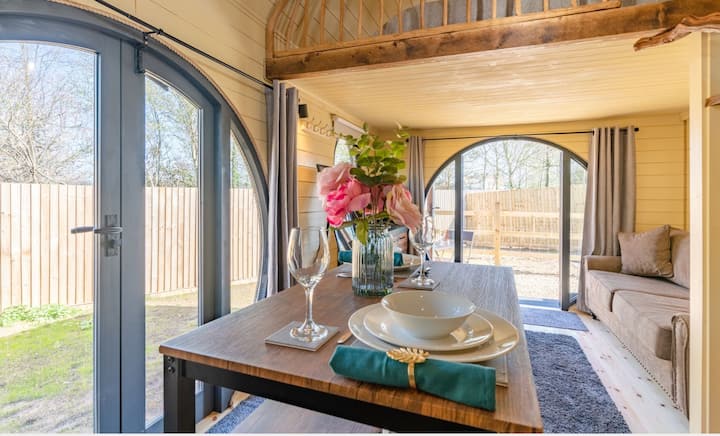 Treehouse Style Cotswolds Cabin, Sleeps 4 + Dogs! - Winchcombe