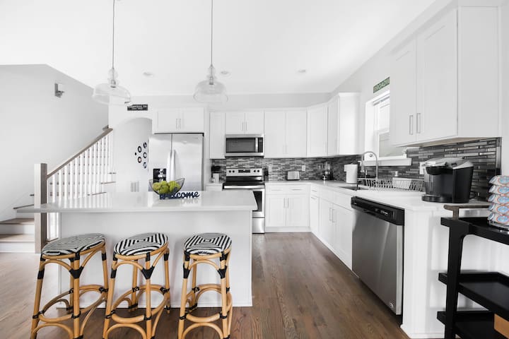 Chic Oasis 5 min to Broadway! No Bunks! 8 Q/K Beds gallery image 3