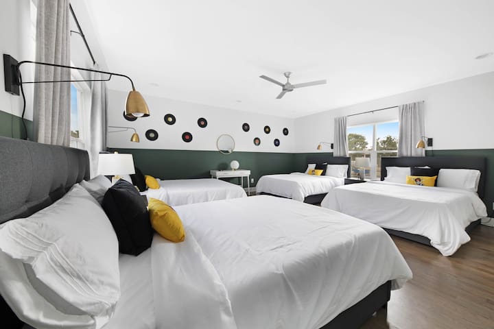 Chic Oasis 5 min to Broadway! No Bunks! 8 Q/K Beds gallery image 2