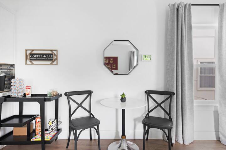 Chic Oasis 5 min to Broadway! No Bunks! 8 Q/K Beds gallery image 5