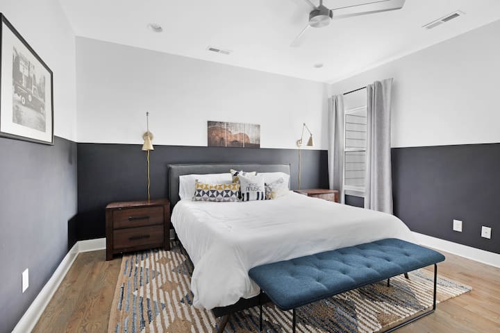 Chic Oasis 5 min to Broadway! No Bunks! 8 Q/K Beds gallery image 4