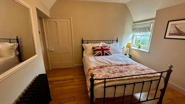 Spálňa 2 -  pôvodné borovicové  podlahové dosky a výhľad na kamenné strechy Cotswolds