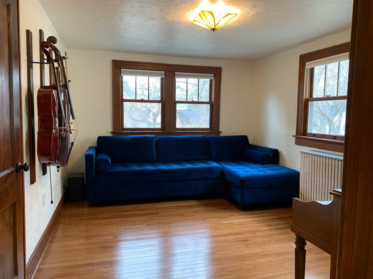 Chumba cha televisheni/chumba cha kulala/chumba cha muziki kilichokarabatiwa mwaka 2020-21 kwa kochi jipya la Joybird na runinga janja.