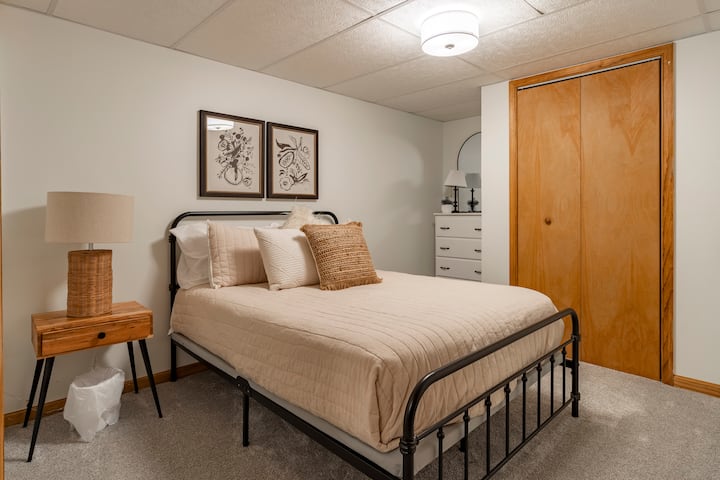 E vendosur jashtë kuzhinës në bodrum, kjo dhomë gjumi ka një krevat dopio "queen" dhe dollap. Banja e kompletuar ndodhet pranë 