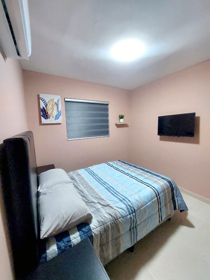 DOBRÚ NOC
Po dlhom dni nie je nič lepšie, ako sa povaľovať v tejto pohodlnej spálni s manželskou posteľou, klimatizáciou s teplou/studenou klimatizáciou, ktorá je vybavená okenicami, šatníkom, 2  burósami a inteligentnou televíziou.