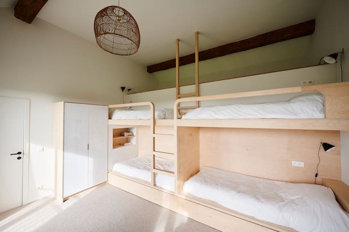 Izba na internáte, 6 lôžok