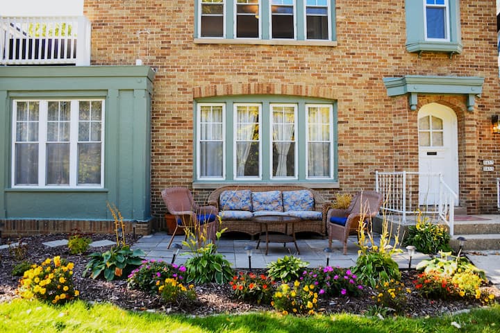Location! Sleeps 7 - free parking.