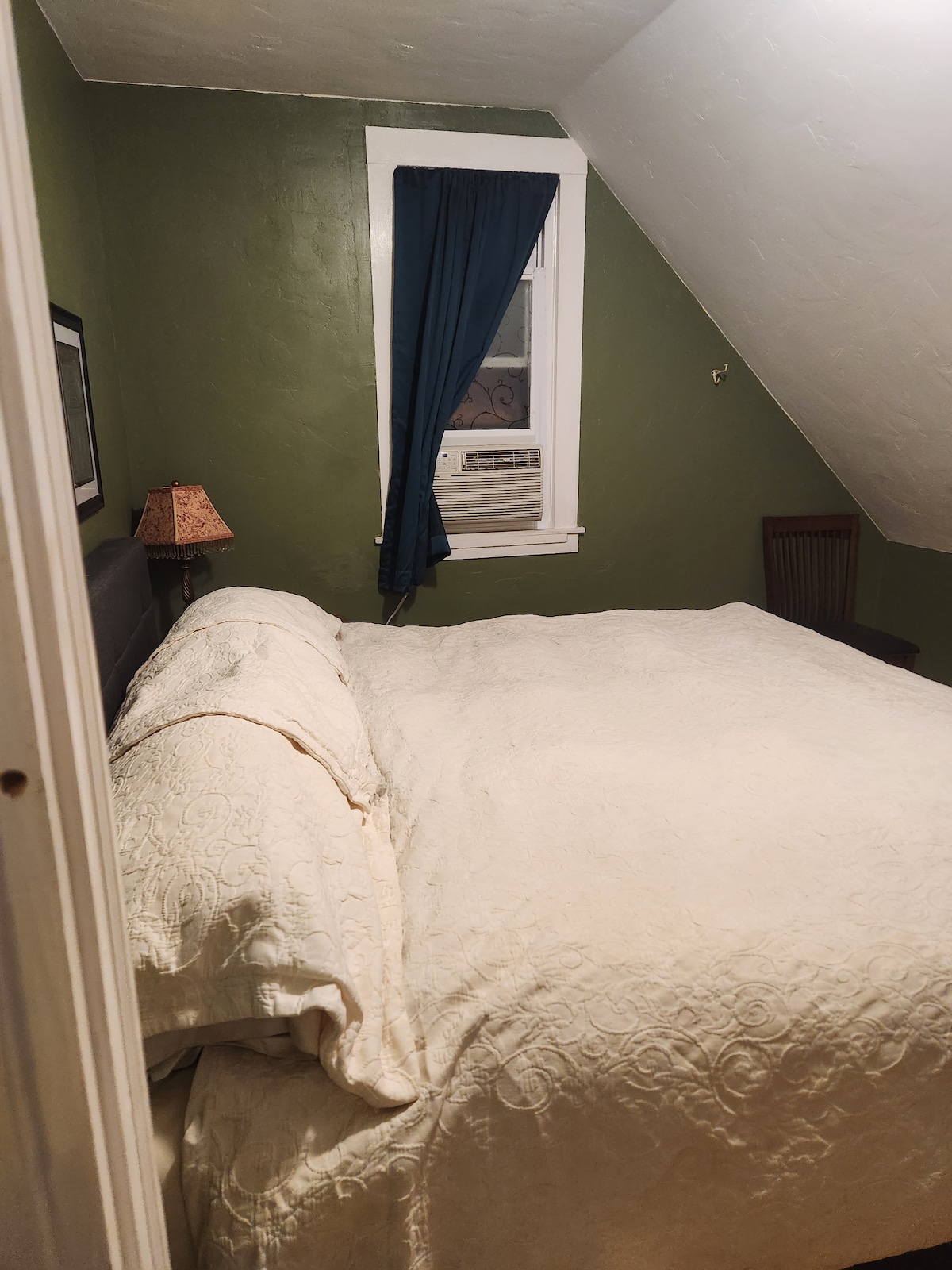 dormitorio principal junto al baño