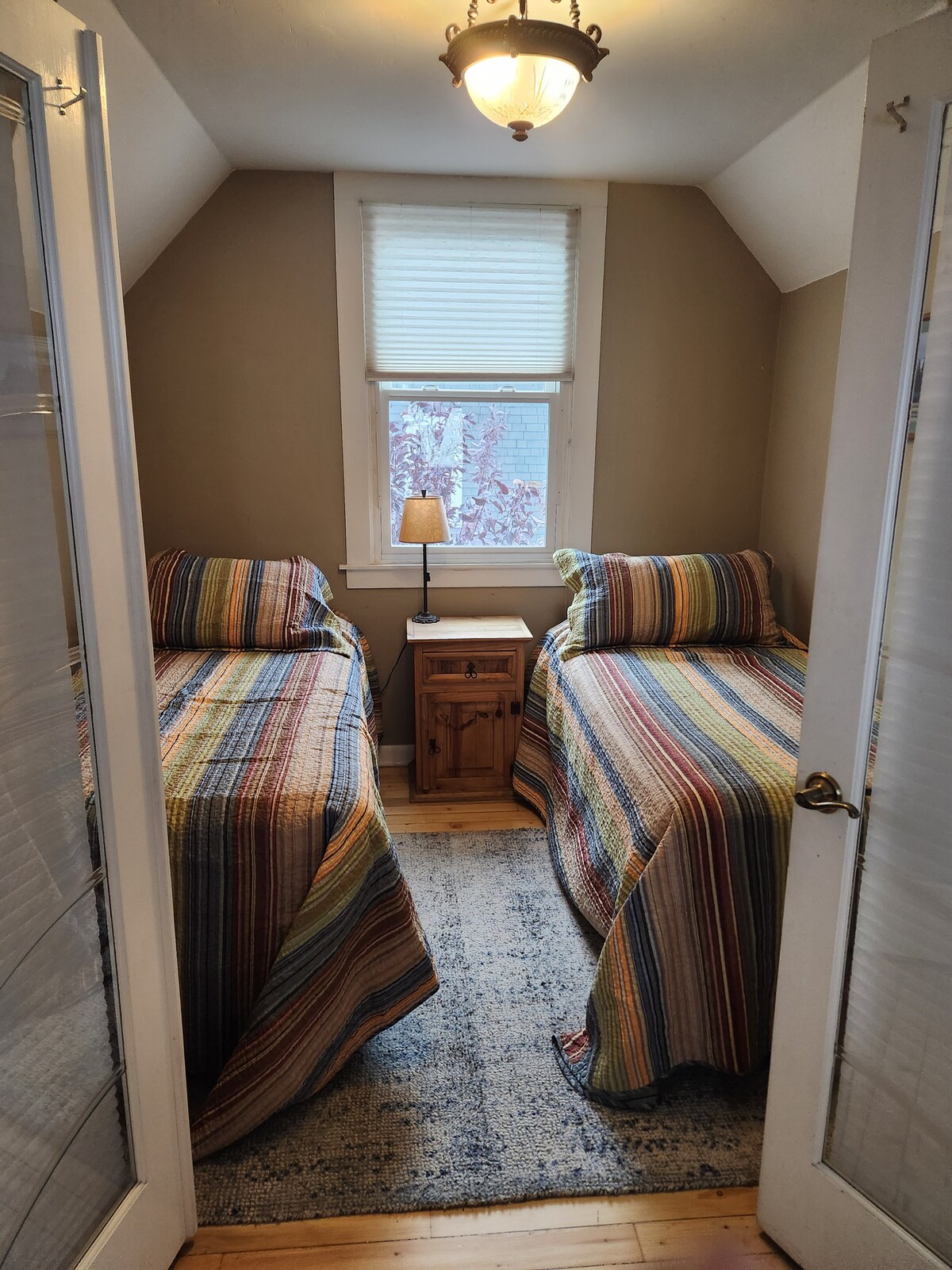 Habitación 3d con camas individuales más grandes. "xl" extra largo.