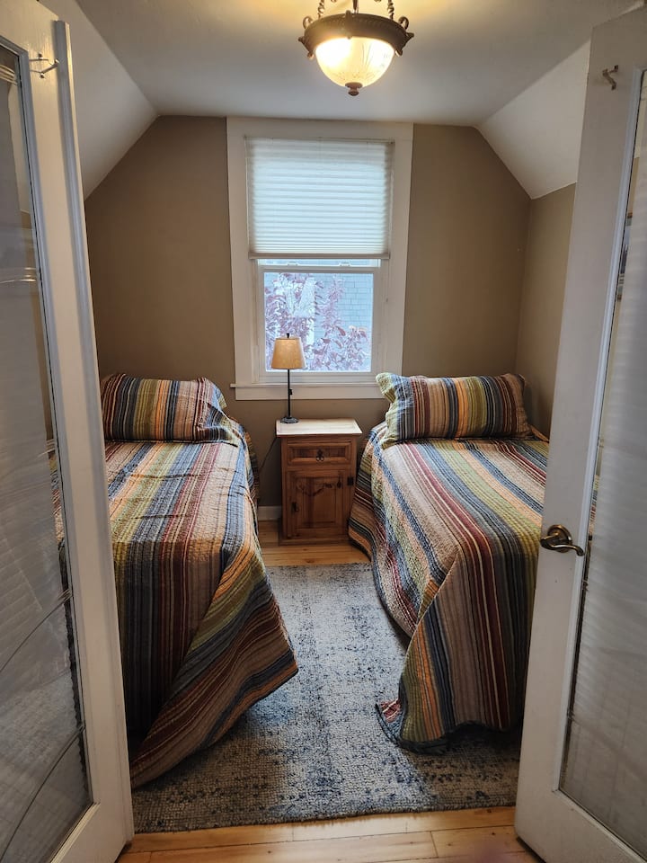 غرفة نوم ثلاثية الأبعاد بسريرين مزدوجين أكبر. "xl" طويل جدًا.