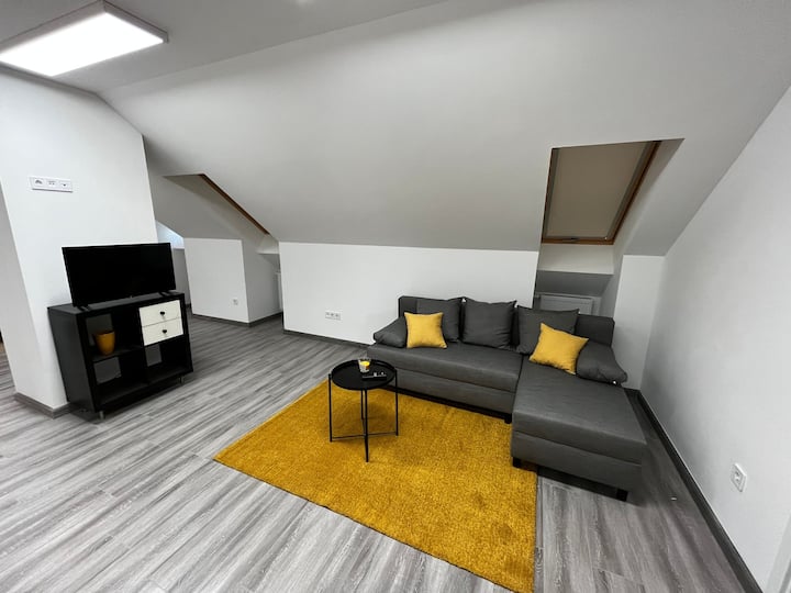 Rose Garden Apartments - Yellow - Pécs