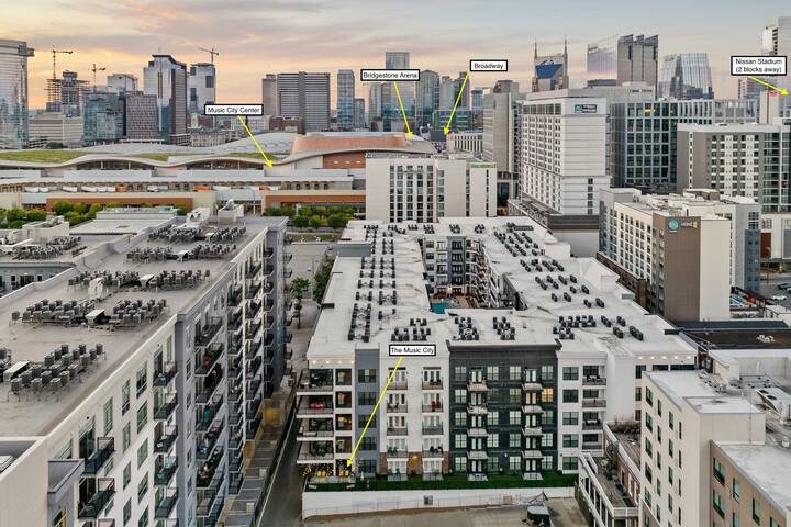 Patio – Pool – 5 min Walk to Broadway gallery image 5