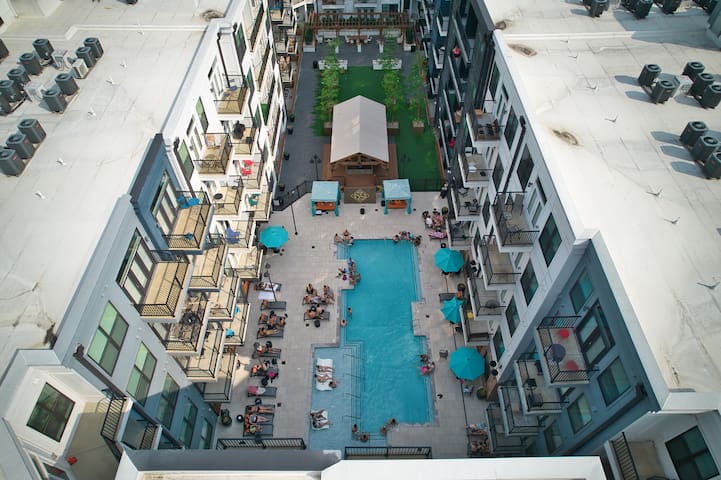 Patio – Pool – 5 min Walk to Broadway gallery image 4