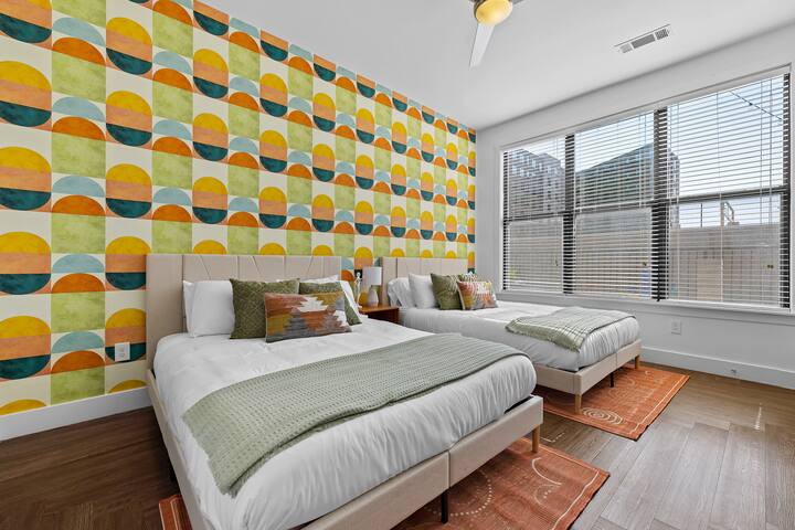 Patio – Pool – 5 min Walk to Broadway gallery image 3