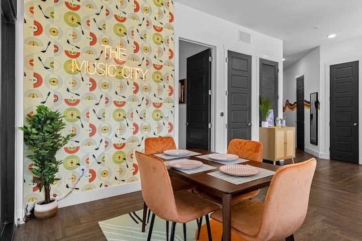 Patio – Pool – 5 min Walk to Broadway