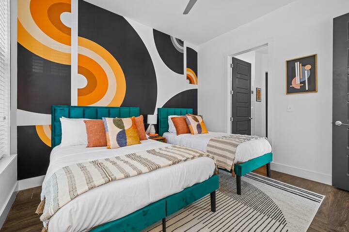 Patio – Pool – 5 min Walk to Broadway gallery image 2