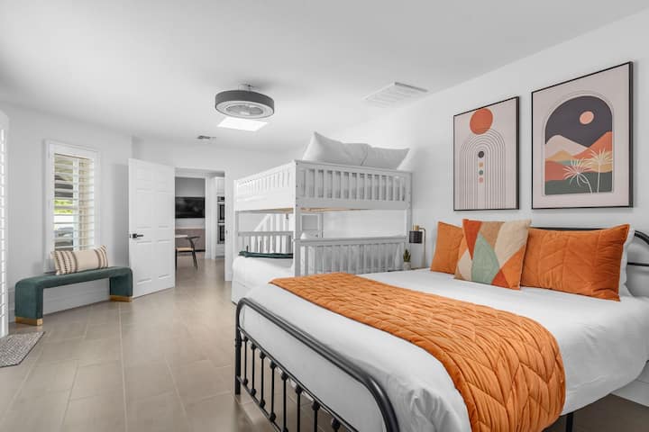 Spálňa 5 . Poschodová izba . Plné plné lôžok. Dvojitá rozkladacia posteľ a manželská posteľ.  Vlastná kúpeľňa a vchod na zadnú terasu 