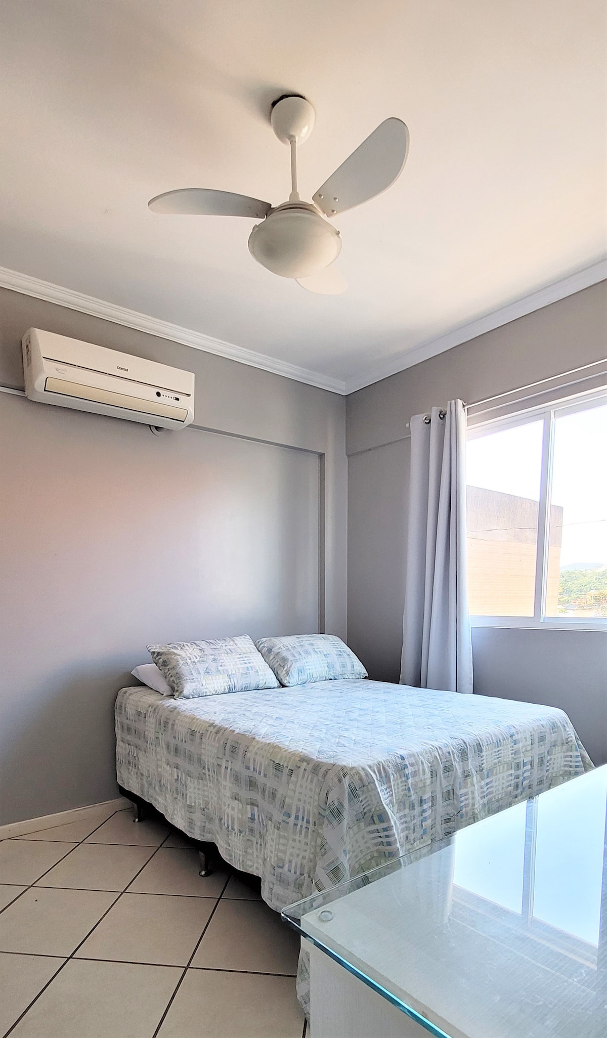 Двойна стая 01.
Разполага с 1 двойно легло и 1 допълнително двойно легло)