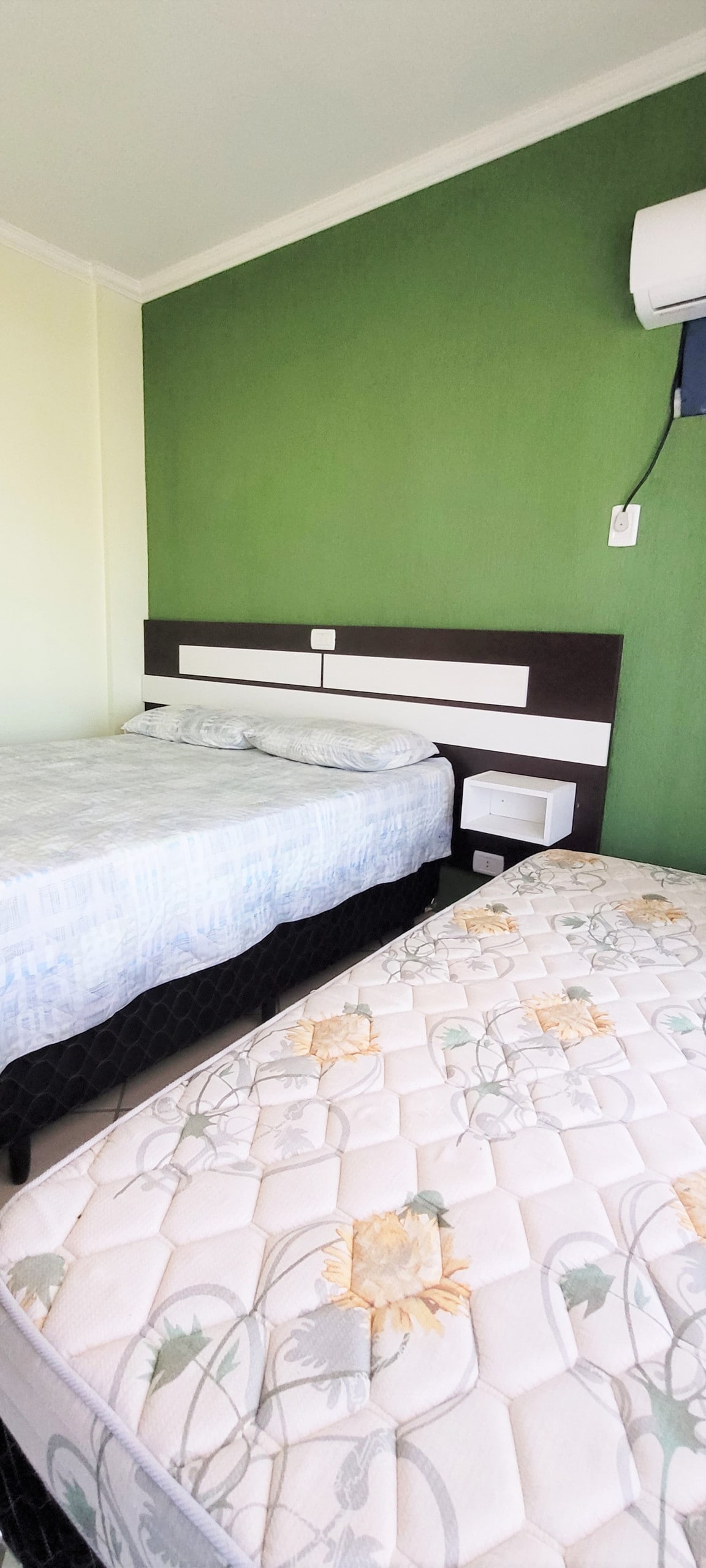 Суит с 1 двойно легло и 1 единично легло.
Разделен климатик.