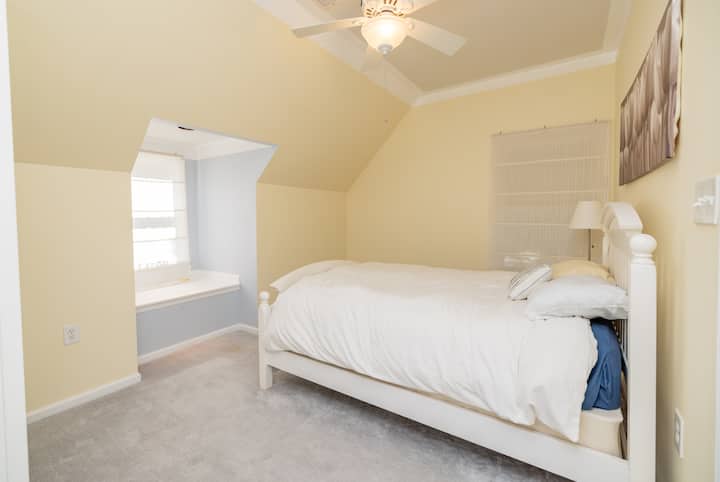 queen, ceiling fan, dresser, closet
