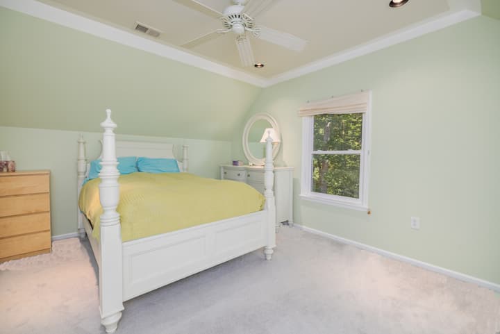 Queen bed, ceiling fan, dresser, closet