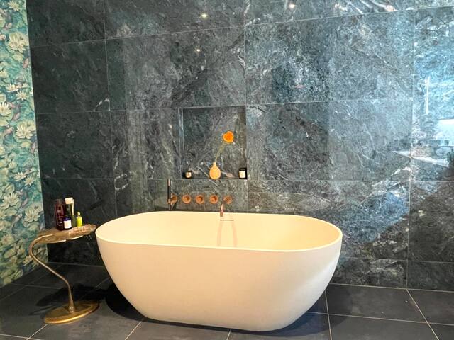 Penthouse in central Amsterdam gallery image 5