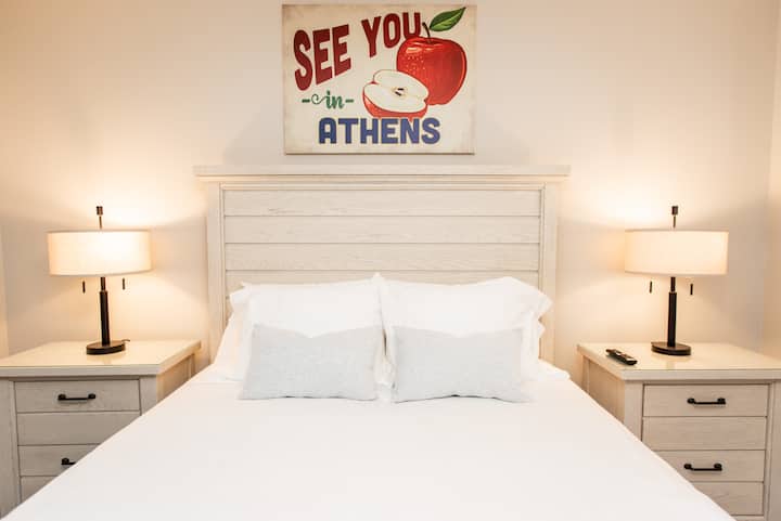 Primary bedroom with queen bed.