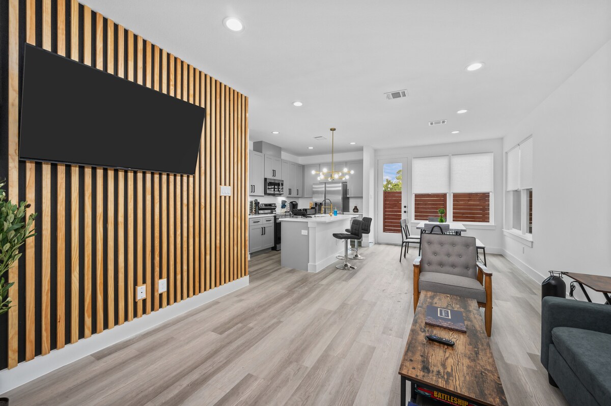 Top Airbnb: Modern 3BD Private Townhome in Independence Heights