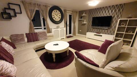 House in Cheswick Village - free 2x parking