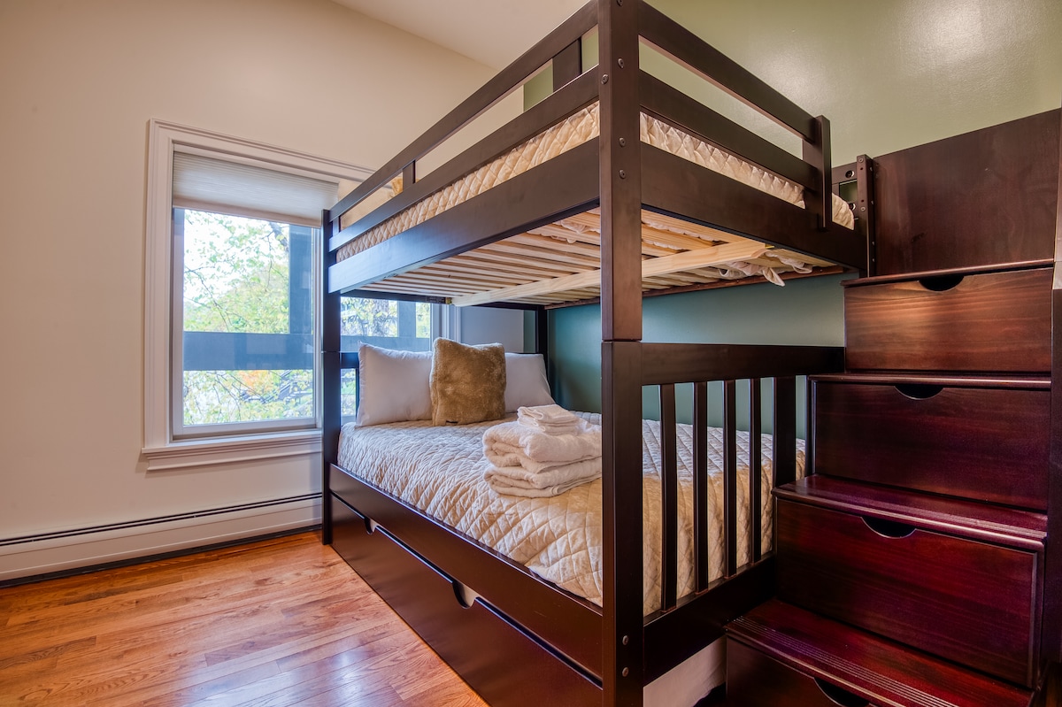 เตียงคู่พร้อมเตียงแฝดในห้องนอน 3 ชั้นบน!