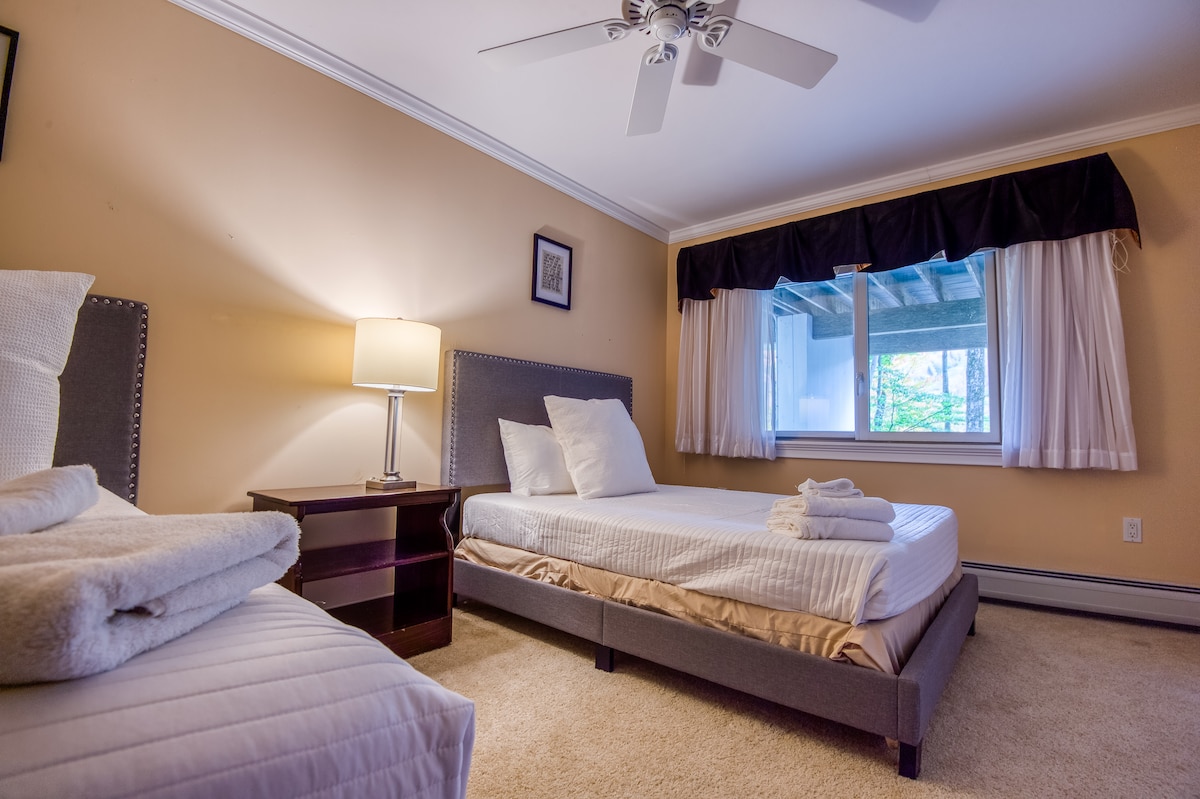 ห้องนอน 5 ที่ชั้นล่างสุดมีเตียงคู่และเตียงแฝด ใช่ - มันมีวิว!