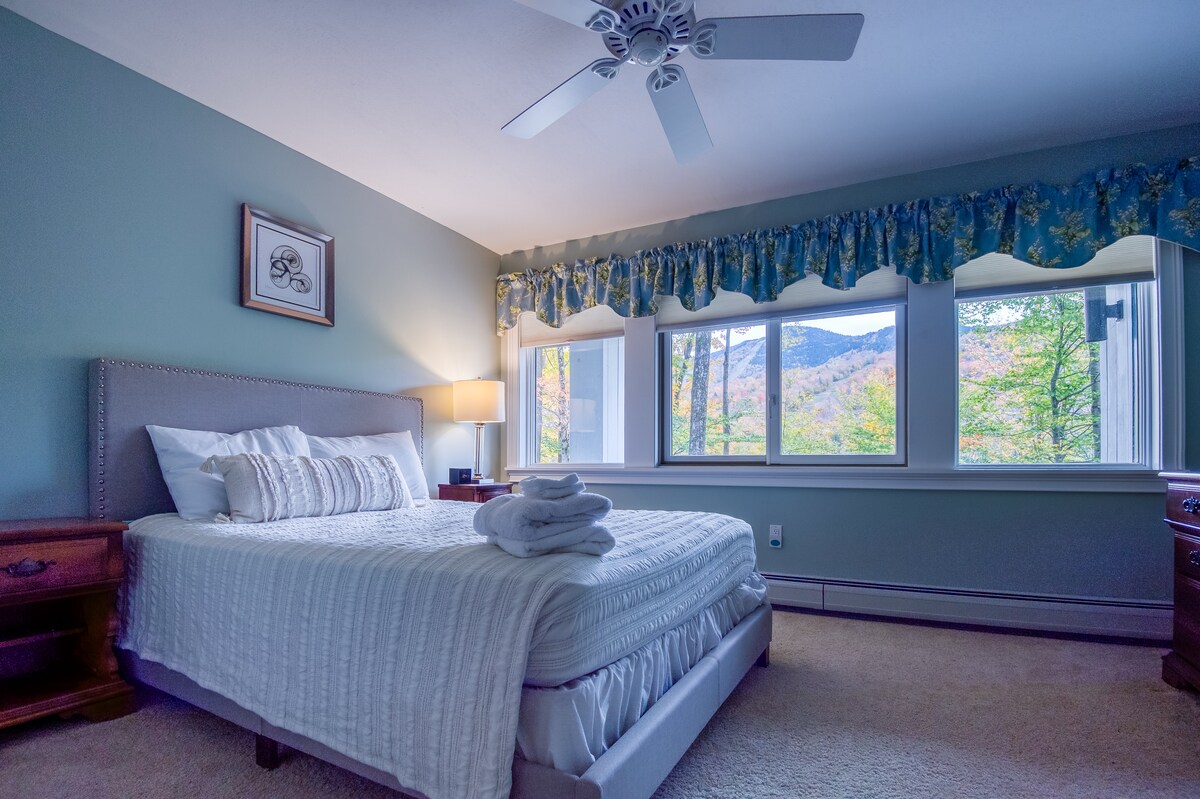 ชั้นล่างสุดเป็นห้องนอน 4 พร้อมเตียงควีนไซส์ คุณเดาได้ไหมว่าหน้าต่างบานนั้นมีวิวอะไร?