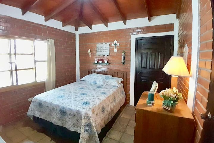 Master suite i Main Cabin of "Villas La Esperanza".

Slap af i dette smukke landlige værelse, der er udstyret med dobbeltseng, sofa og eget badeværelse.

Kapacitet: 2 voksne.