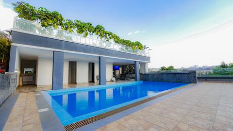 Luxe suite ac x 4 pool gym steam rm steps to golf