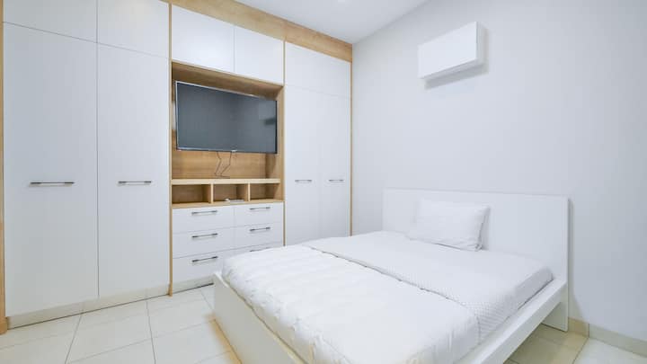 Chambre climatisée attenante n ° 2 avec télévision 50 pouces et lit queen très confortable avec beaucoup de rangement et de tiroirs.