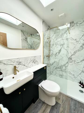 Beautiful Home with Parking & Ping Pong Table! gallery image 5
