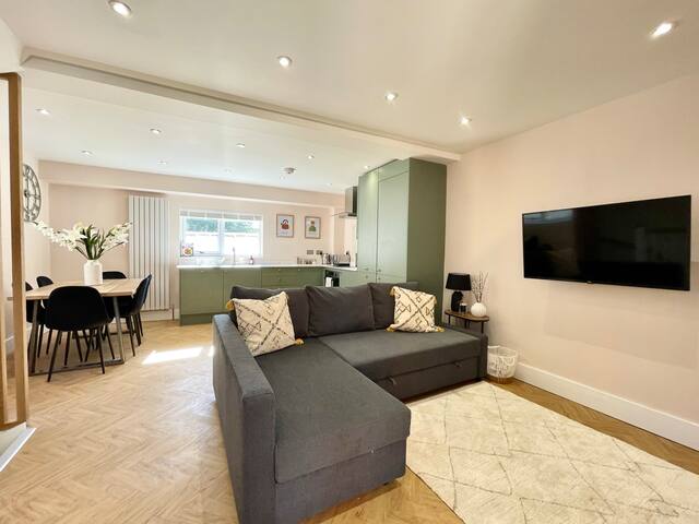 Beautiful Home with Parking & Ping Pong Table! gallery image 2