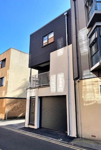 Beautiful Home with Parking & Ping Pong Table!