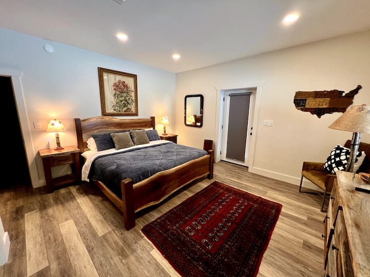 #1 - Pigeon River Manor Lower Level King