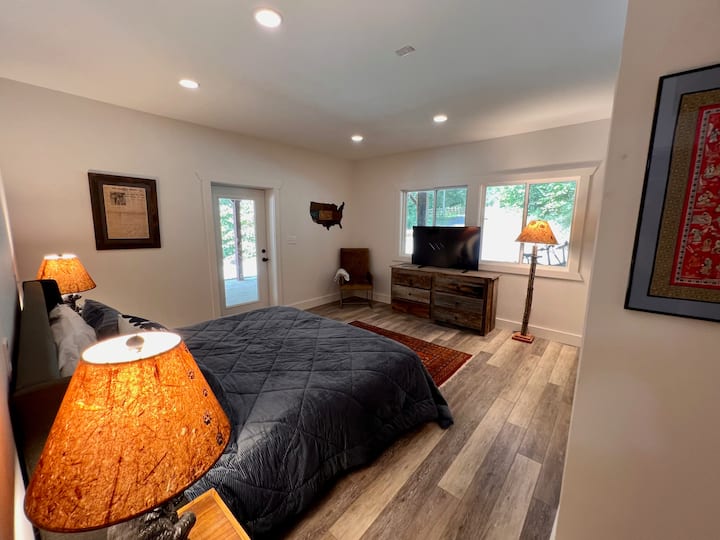 #1 - Pigeon River Manor Lower Level King Bedroom with Deck and Hot Tub Access