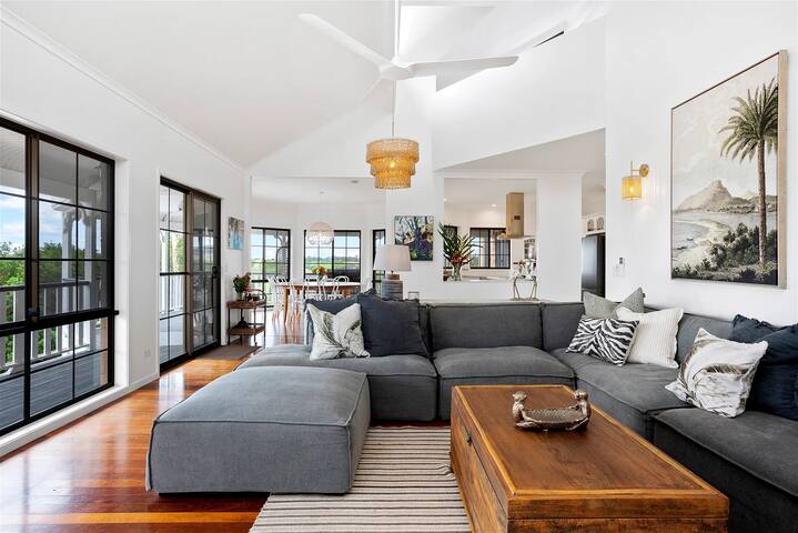 Halt Hill – Large Homestead with sweeping views. gallery image 2