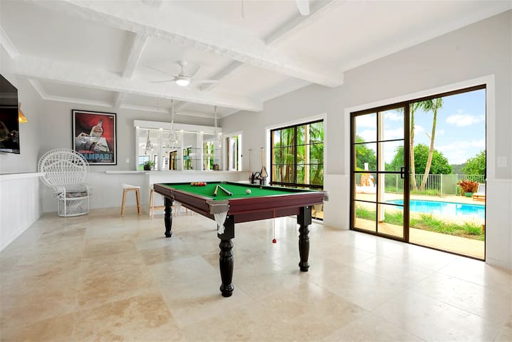 Halt Hill – Large Homestead with sweeping views. gallery image 3