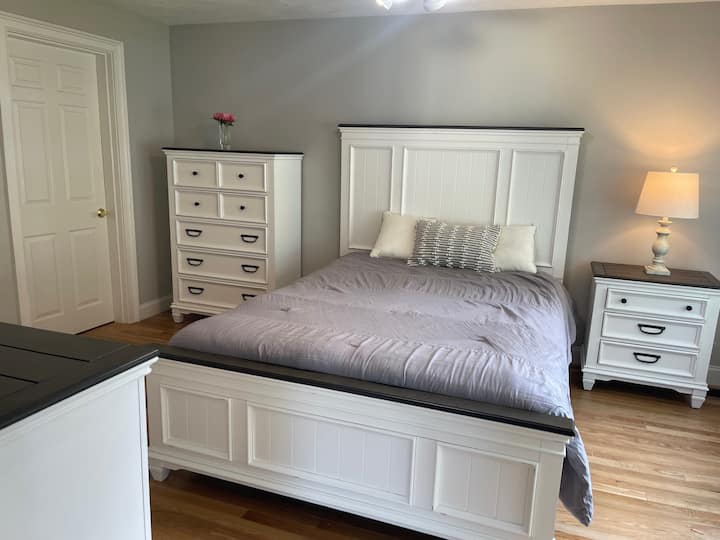 ชั้น 1 ห้องนอนใหญ่มีห้องน้ำในตัวเตียงควีนไซส์ฐานปรับได้มีที่เก็บของสำนักงานและตู้เสื้อผ้า