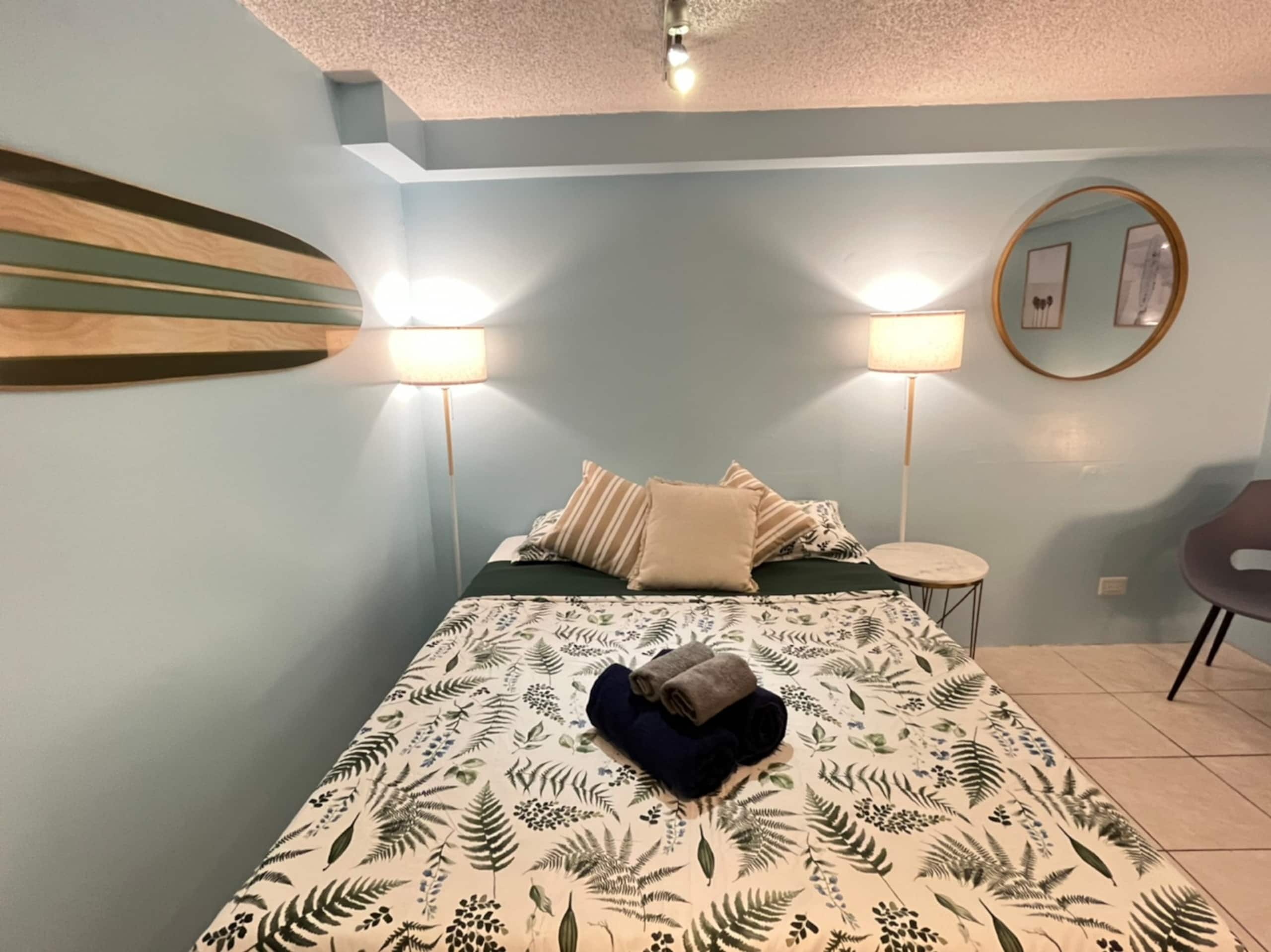 Condo in Honolulu · ★4.68 · Studio · 1 bed · 1 private bath - Image 17