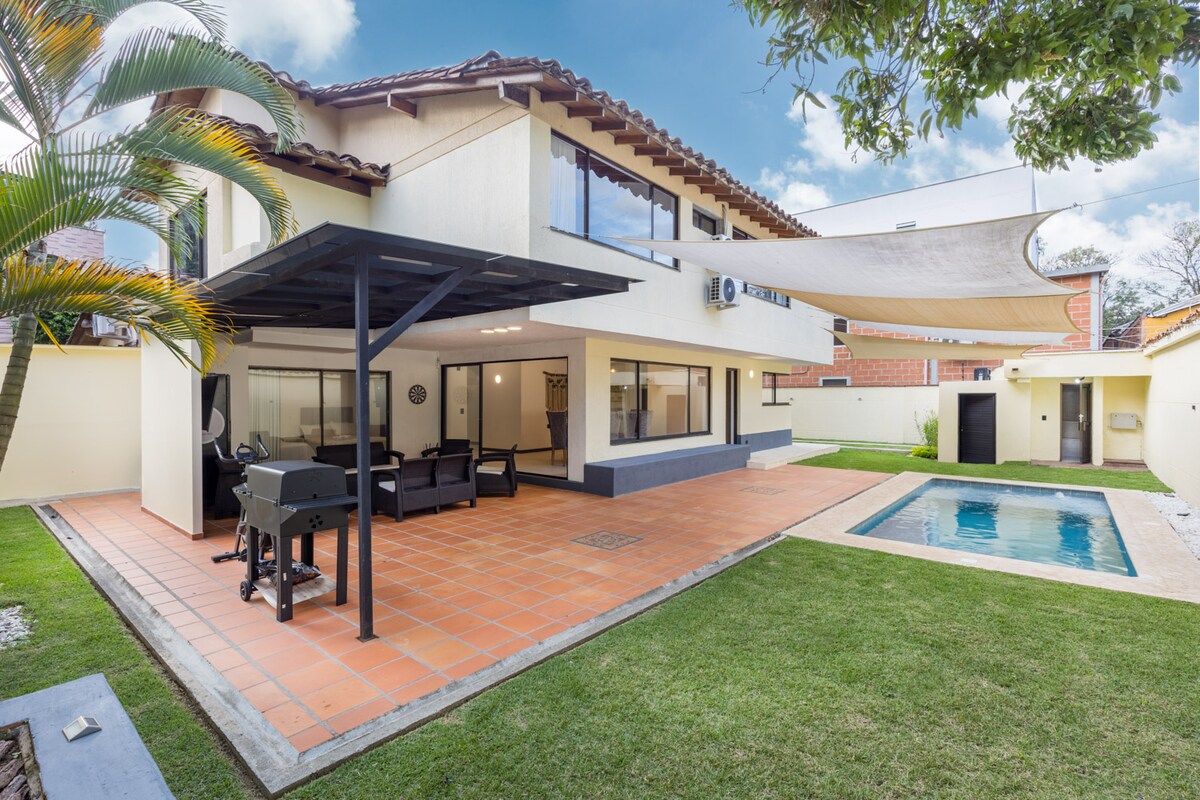 6BR Villa in Medellín — 6 bedroom vacation rental in Medellín