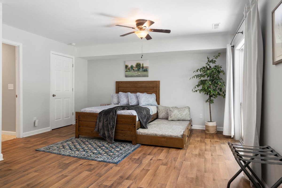 Pumzika na nafasi kwa kila mtu! Kitanda chetu cha ukubwa kamili na trundle pacha hutoa machaguo mazuri ya kukaa kwa ajili ya kukaa vizuri na ya kukaribisha. ✨ #SleepingSolutions