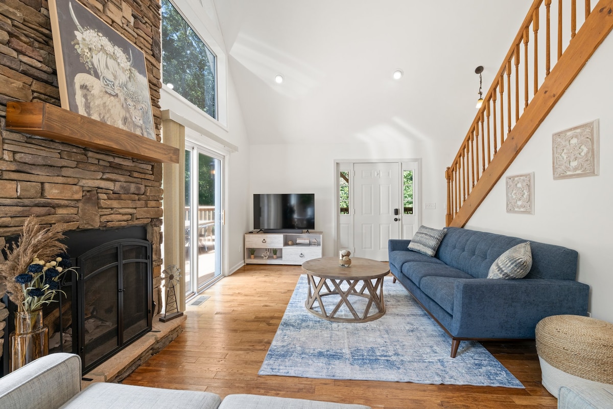 Burudani kwa ubora wake! Ingia kwa urahisi kwenye huduma zako za kutazama video mtandaoni kwenye Televisheni yetu mahiri. Upau wa sauti hufanya kila usiku kuwa usiku wa sinema.